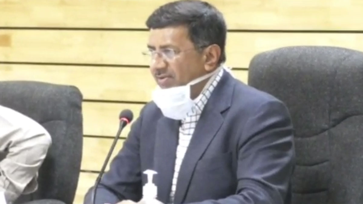 कलेक्टर मनीष सिंह सीएमएचओ को फटकार लगाते हुए (फोटो वीडियो ग्रैब)