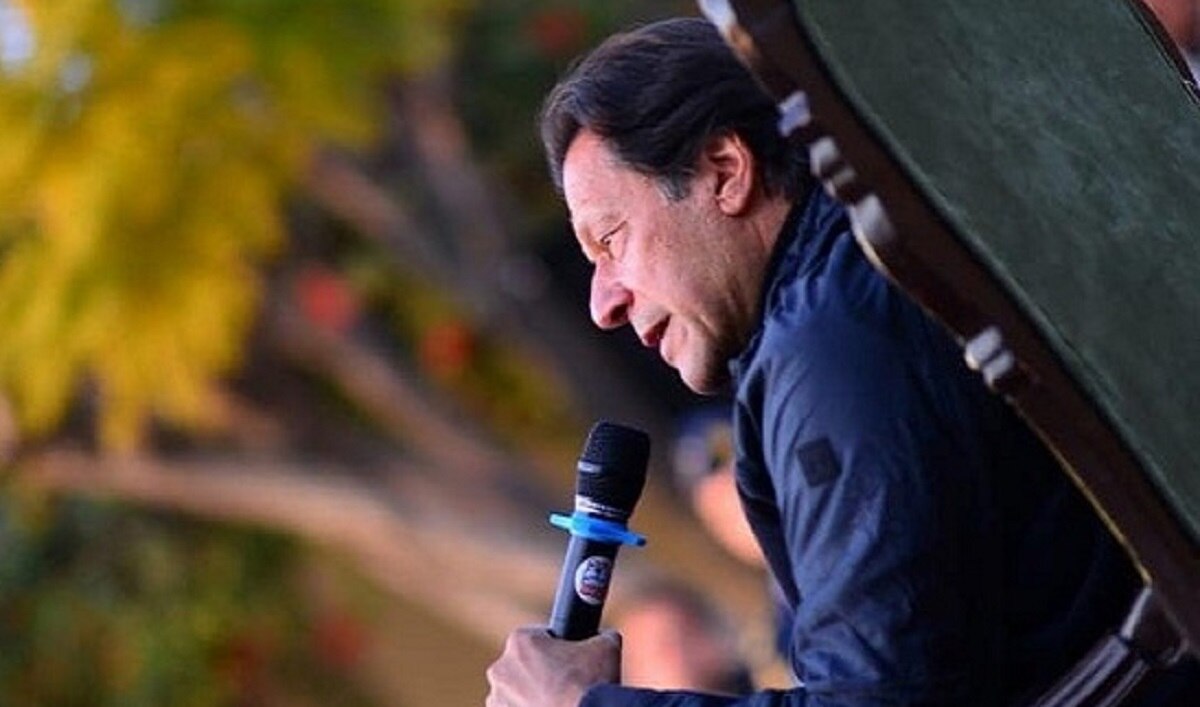 शेख रशीद को गृह मंत्री बनाकर घिरे इमरान