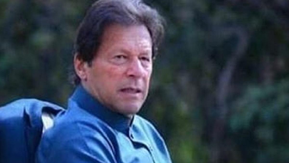 शेख रशीद को गृह मंत्री बनाकर घिरे इमरान