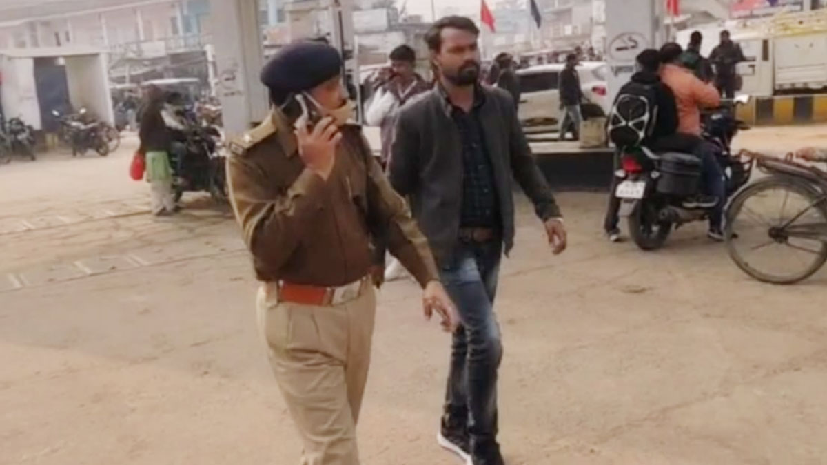 बदमाशों ने कार का शीशा तोड़कर निकाले तीन लाख रुपये (फोटो आजतक)