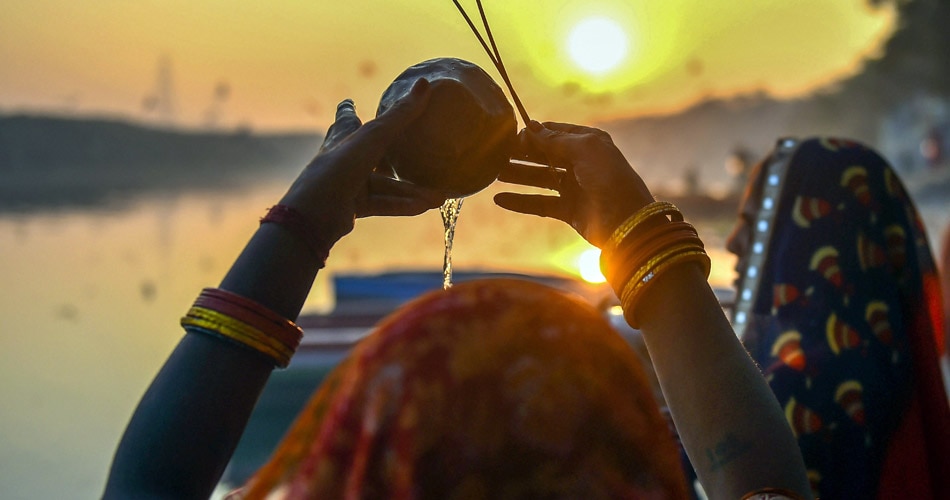 सूर्य को जल चढ़ाएं