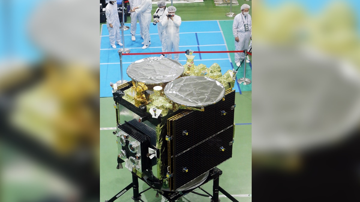 Japan Hayabusa-2 Spacecraft bringing asteroid dust to earth
