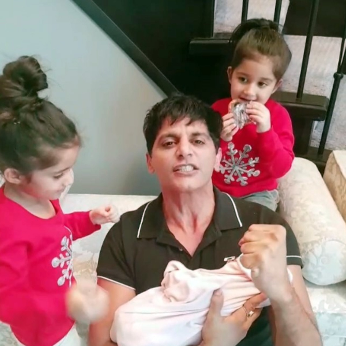 करणवीर बोहरा अपनी बेट‍ियों के साथ 