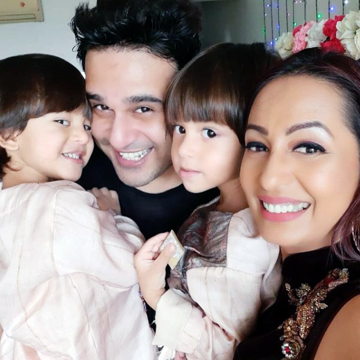 कश्मीरा पत‍ि और बच्चों के साथ 