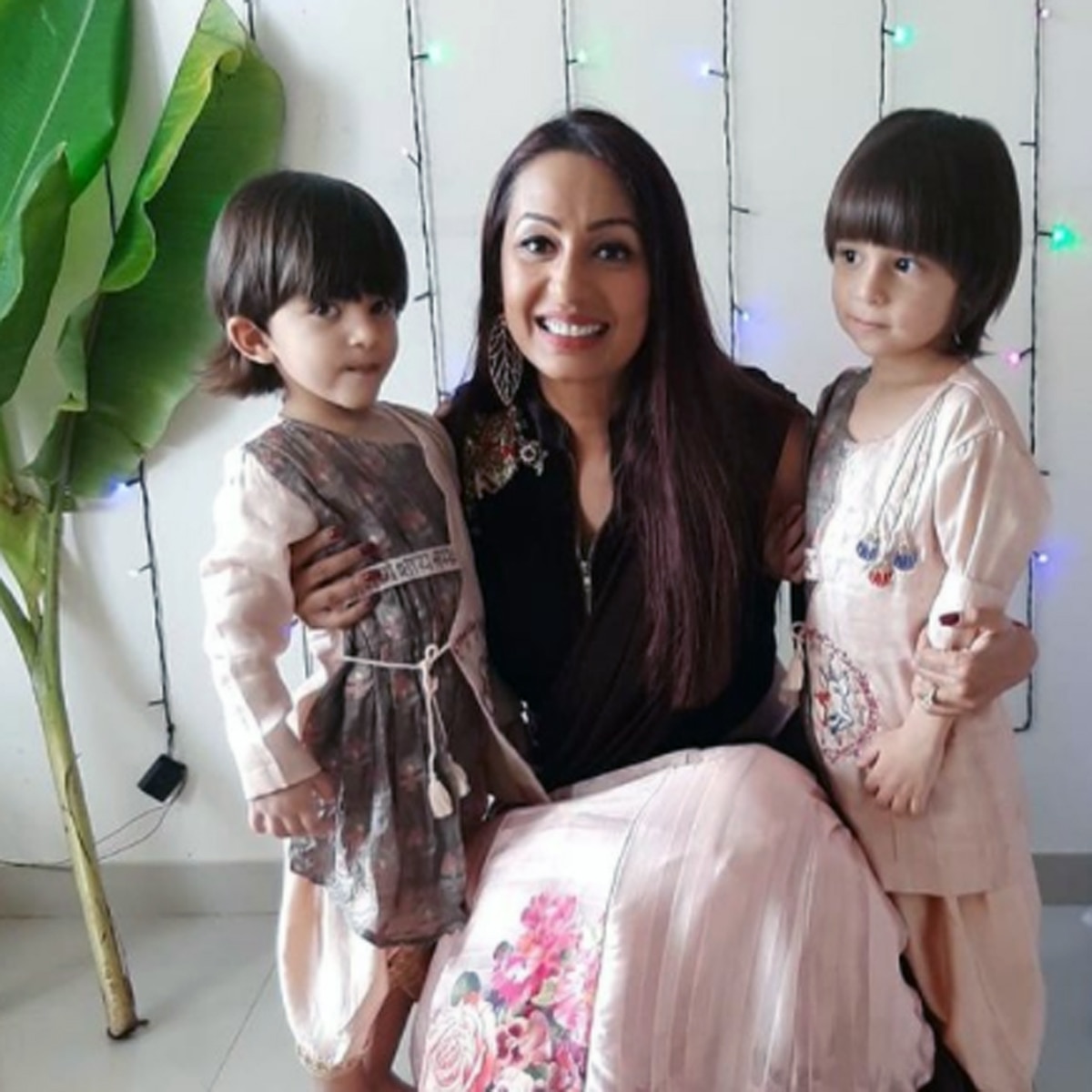 कश्मीरा अपने बच्चों के साथ 