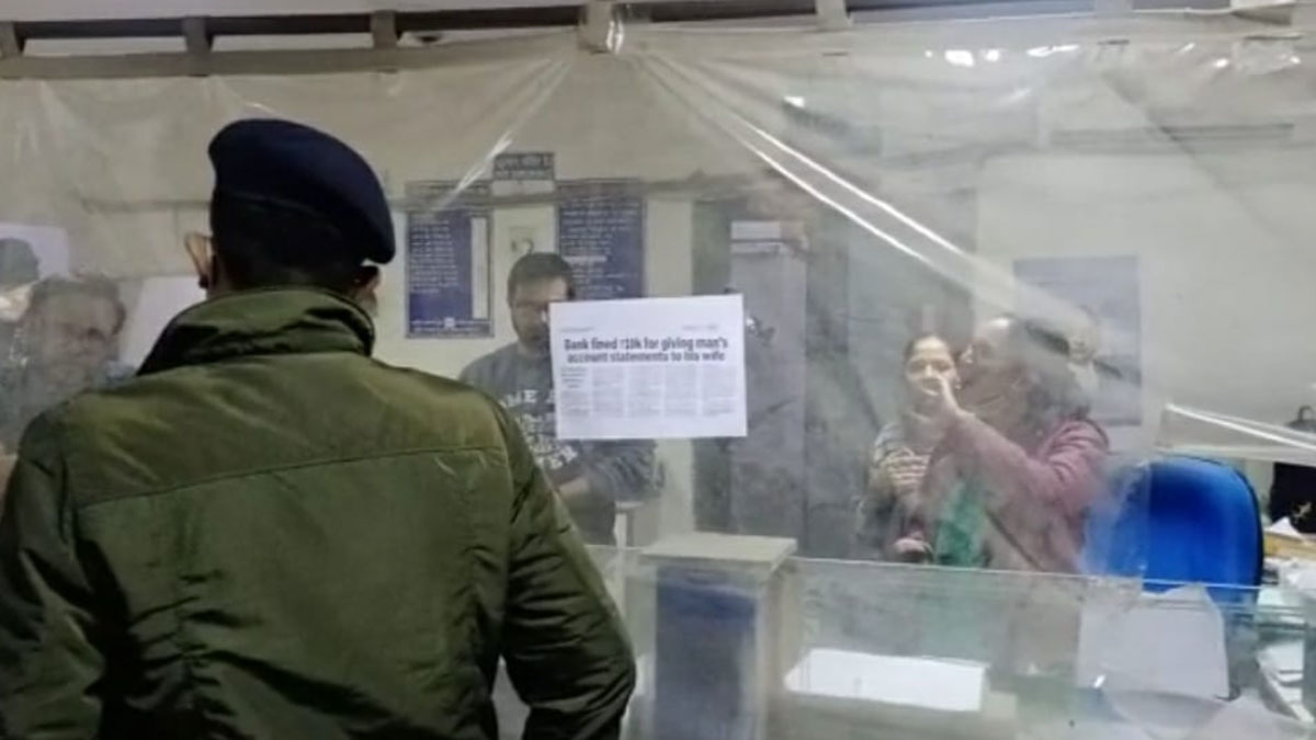 इंडियन ओवरसीज बैंक में 50 लाख रुपये से ज्यादा की लूट (फोटो आजतक)