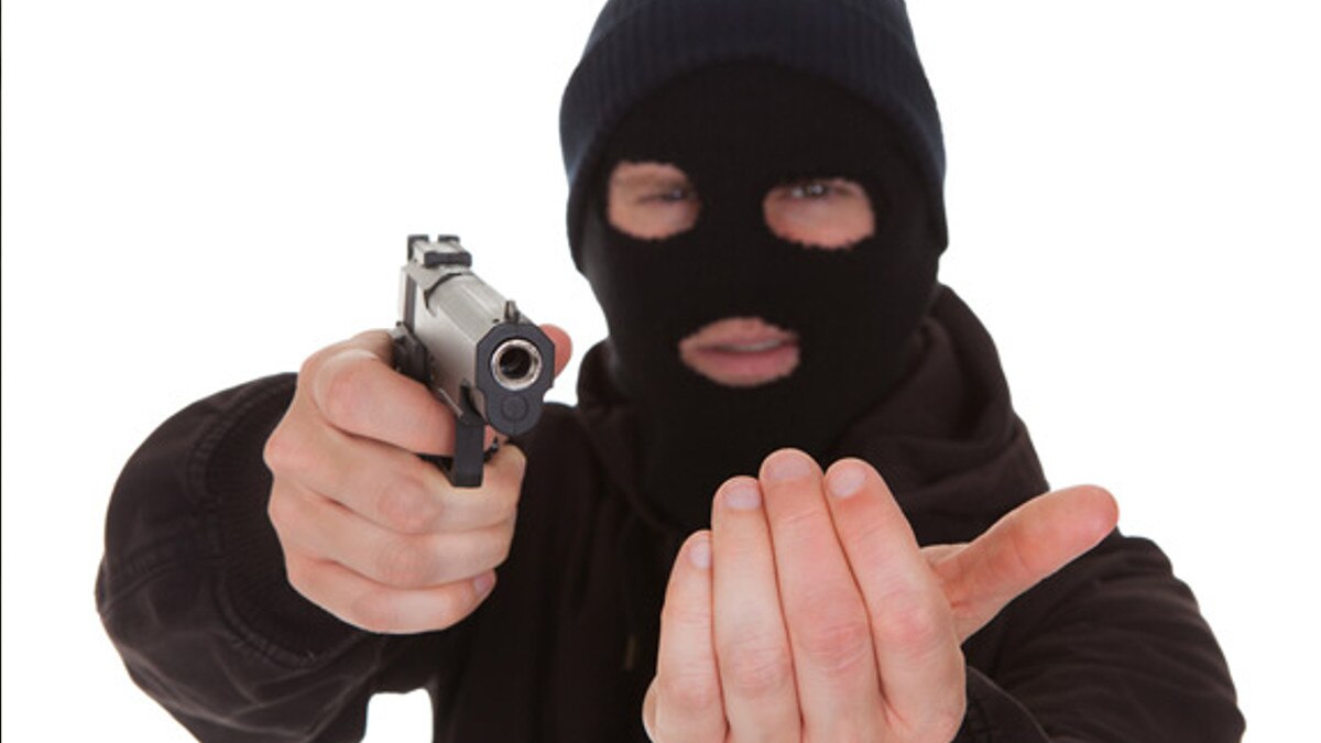 ढाई करोड़ का बंगला 14 लाख में बेच बना लुटेरा, प्रेमिका ने धोखा दिया तो लड़कियों को बनाता था निशाना  