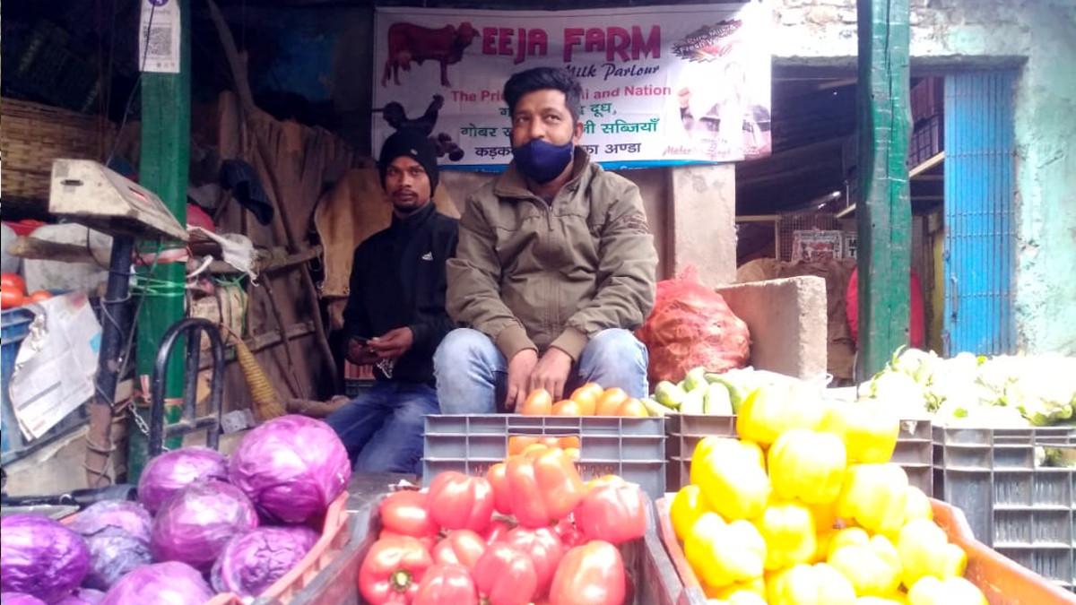 महेंद्र स‍िंंह धोनी के फार्म की सब्‍जि‍यां मार्केट में ब‍िकने आईं. (Photo:aajtak)  