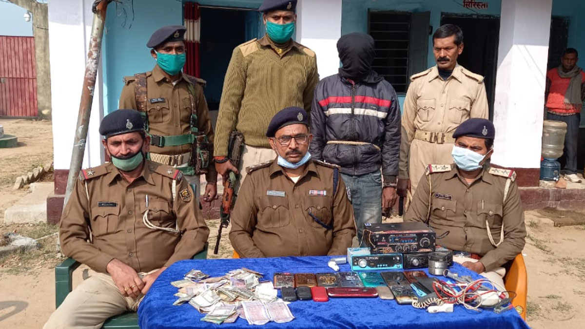 (गंगटा जंगल में एक दर्जन से ज्यादा वाहनों में लूटपाट- फोटो आजतक)