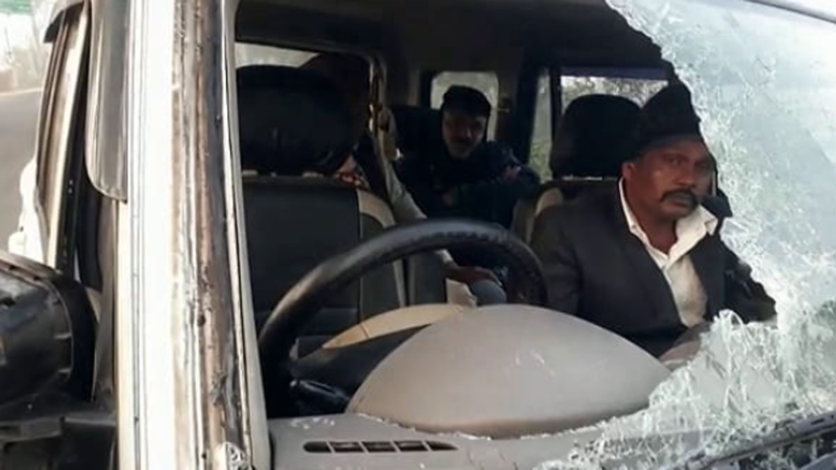 (गंगटा जंगल में एक दर्जन से ज्यादा वाहनों में लूटपाट- फोटो आजतक)