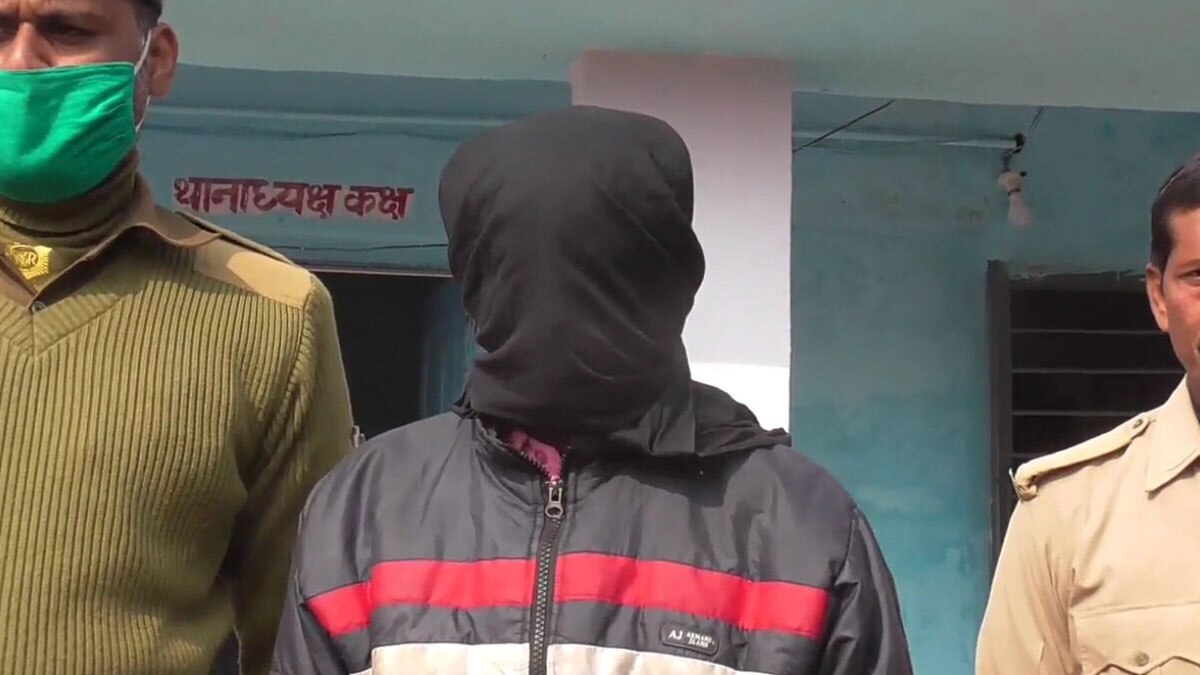 (गंगटा जंगल में एक दर्जन से ज्यादा वाहनों में लूटपाट- फोटो आजतक)