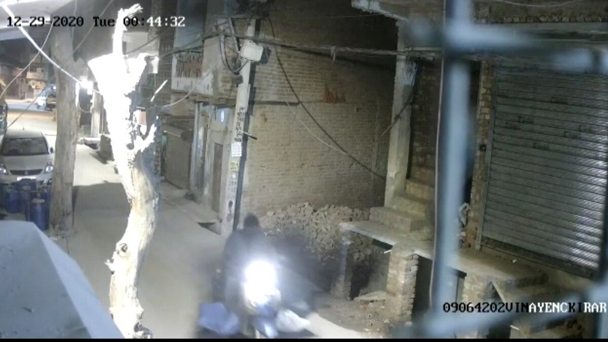 मृतक की लाश को खाली प्लॉट में दफनाया.