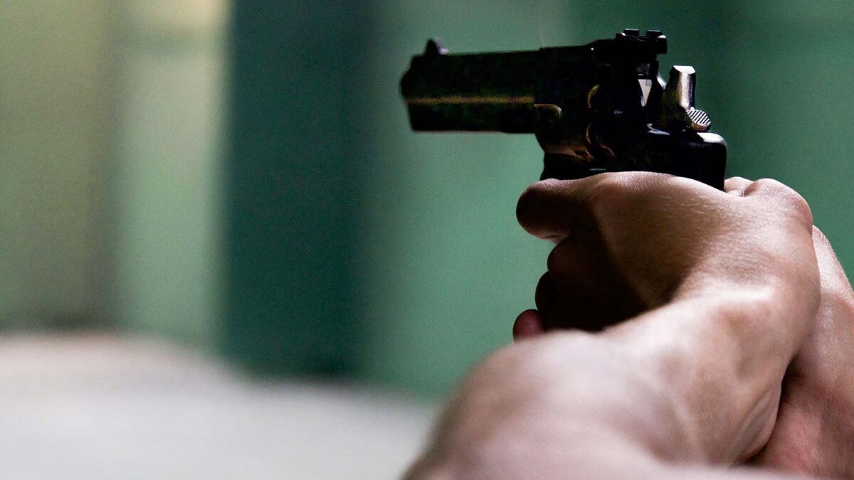 रिटायर्ड फौजी ने पुलिस पर ही कर दी फायरिंग