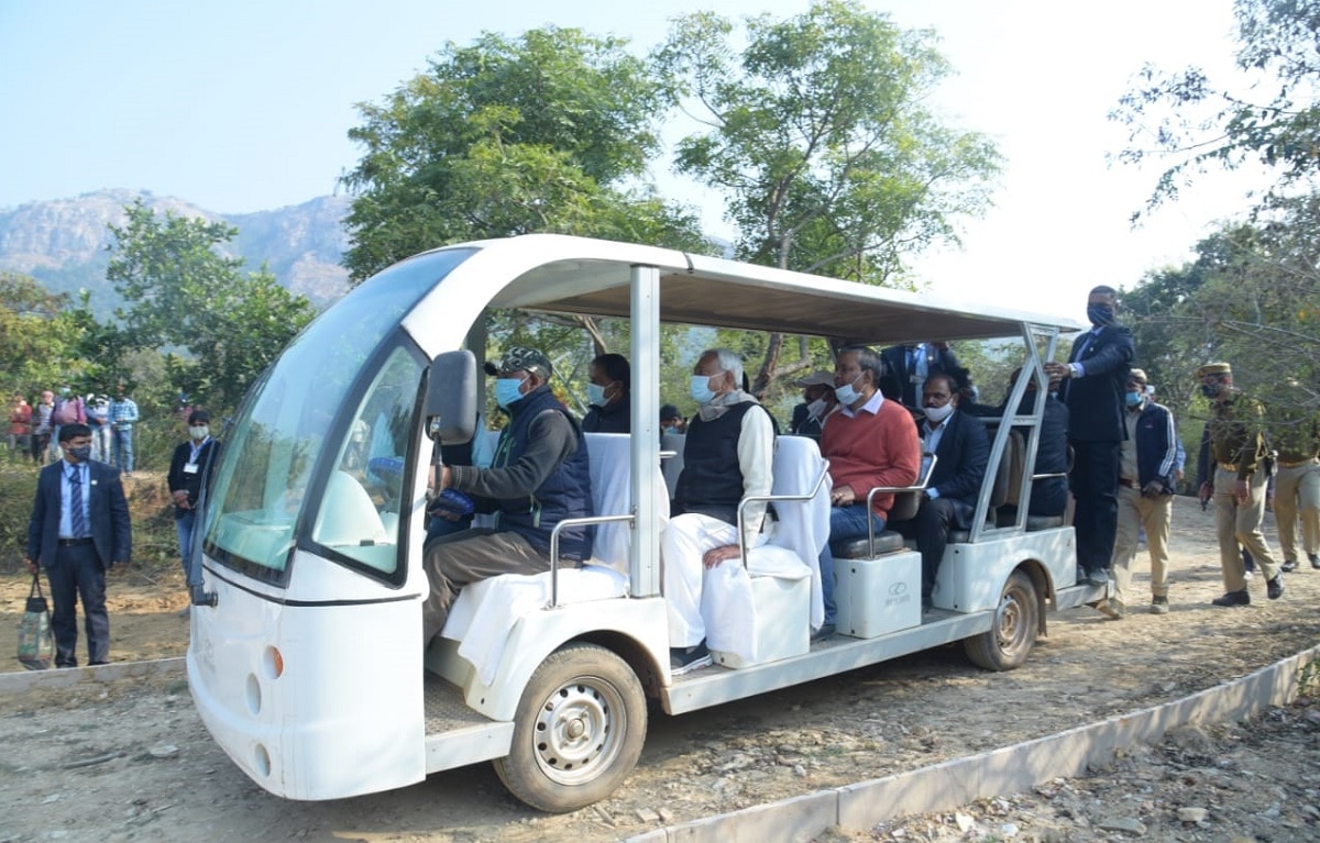 ग्लास ब्रिज पर नीतीश कुमार