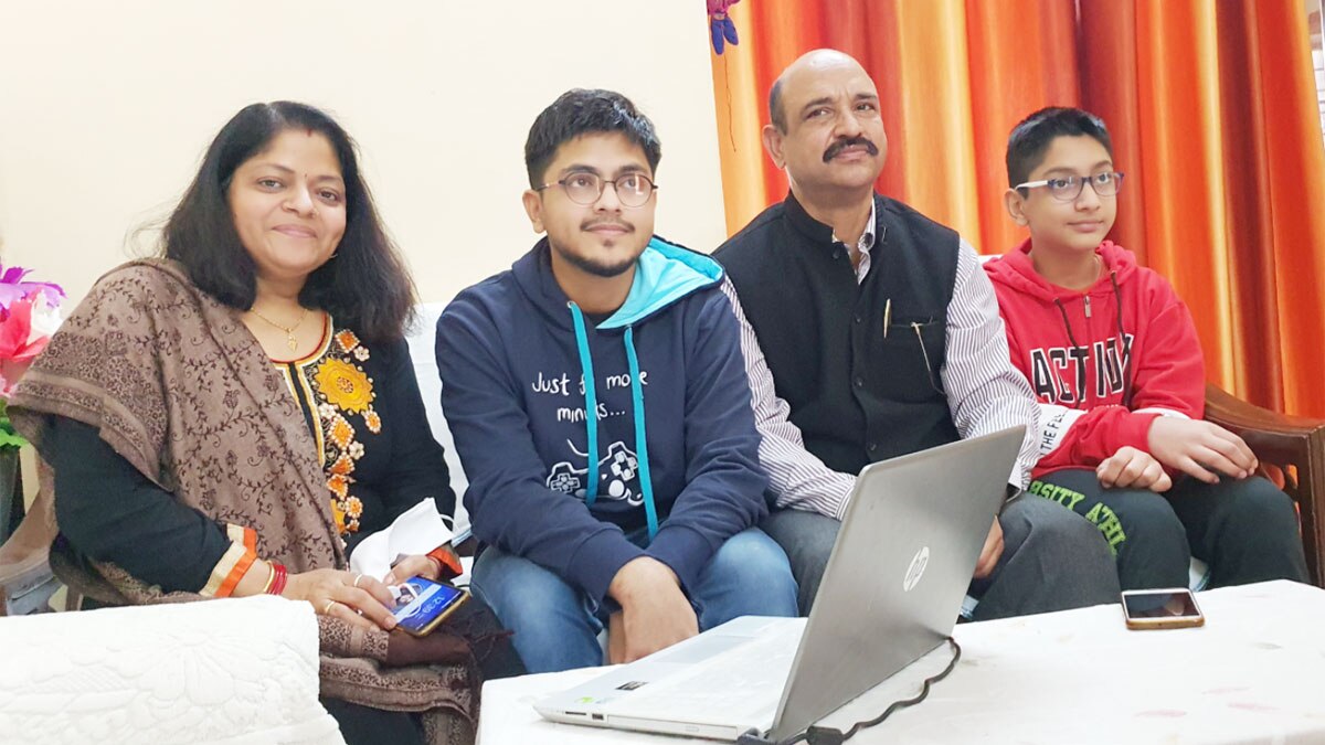 रोहन दुबे अपने माता-पिता और भाई के साथ (फोटो आजतक)