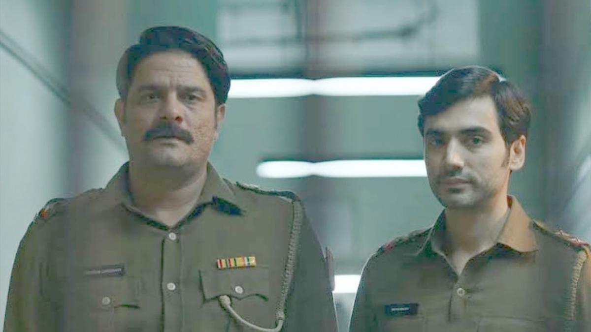 पाताल लोक सीरीज के सीन में जयदीप अहलावत और इश्वाक सिंह