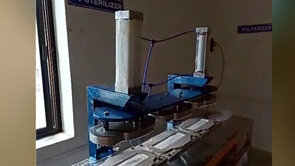 चंबल इलाके में 'पैडमैन' के नाम से मशहूर हैं दो भाई, खुद की बनाई मशीन से बनाते हैं सस्ते सैनि‍टरी पैड 