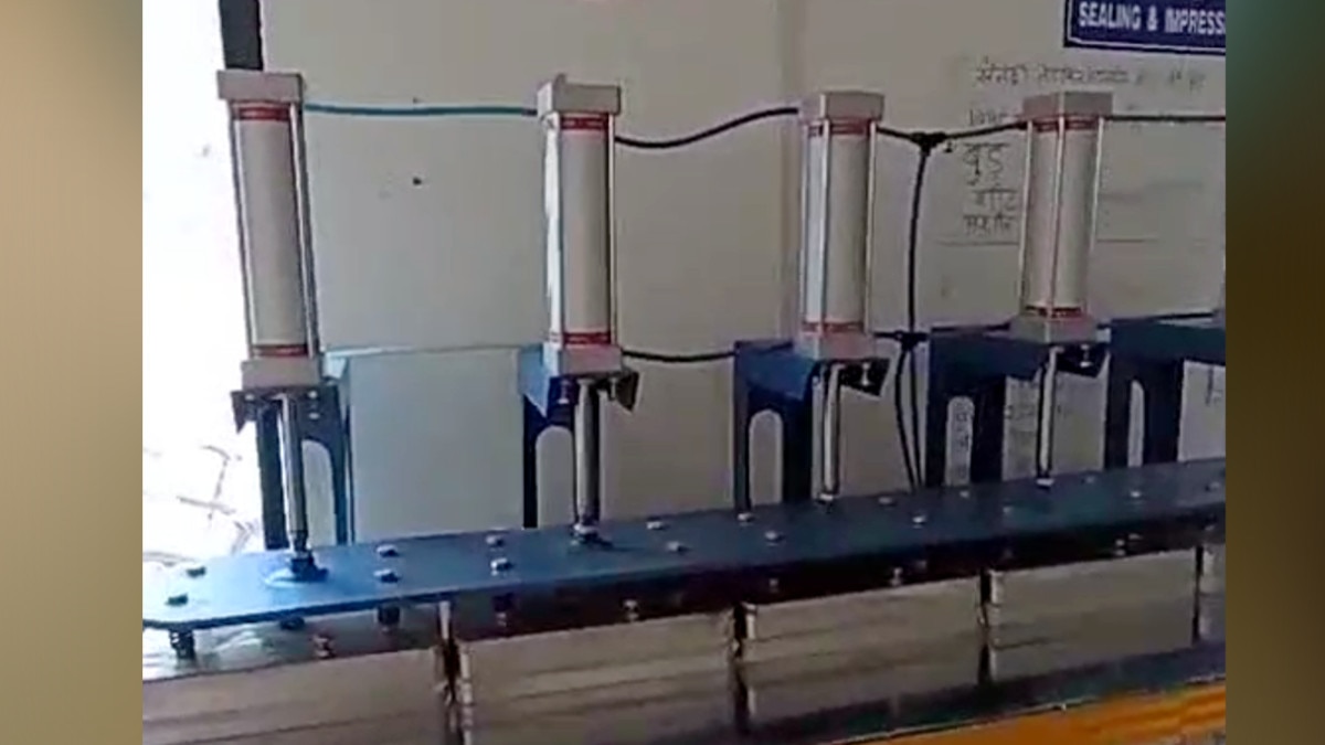 चंबल इलाके में 'पैडमैन' के नाम से मशहूर हैं दो भाई, खुद की बनाई मशीन से बनाते हैं सस्ते सैनि‍टरी पैड 