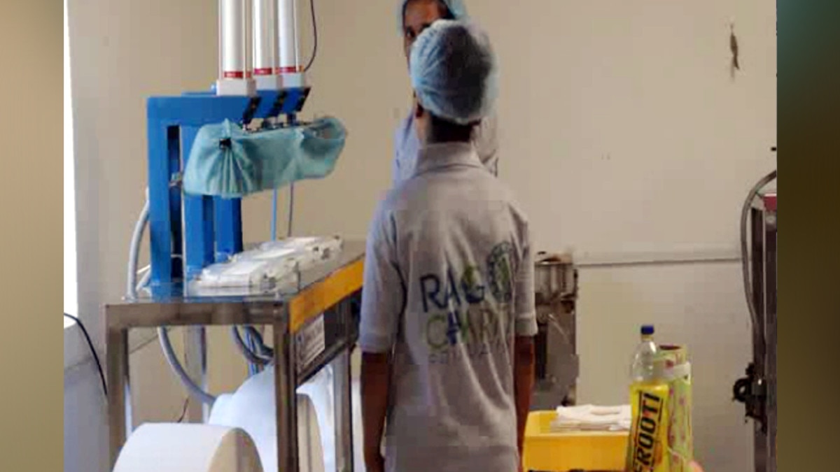 चंबल इलाके में 'पैडमैन' के नाम से मशहूर हैं दो भाई, खुद की बनाई मशीन से बनाते हैं सस्ते सैनि‍टरी पैड 