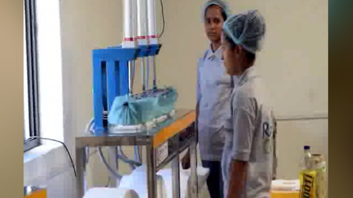 चंबल इलाके में 'पैडमैन' के नाम से मशहूर हैं दो भाई, खुद की बनाई मशीन से बनाते हैं सस्ते सैनि‍टरी पैड 