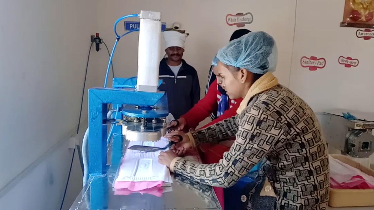 फैक्‍ट्री में तैयार हो रहे सस्‍ते सैनेटरी पैड (Photo:aajtak) 