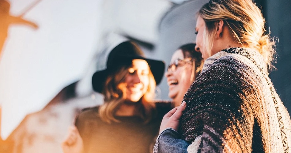 नकारात्मक लोगों से दूर रहें