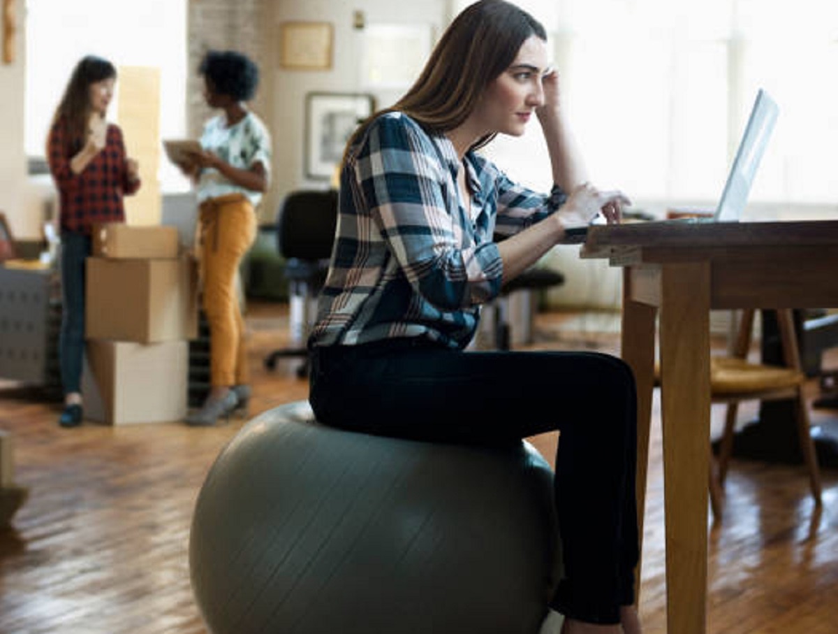 कुर्सी की जगह एक्सरसाइज बॉल