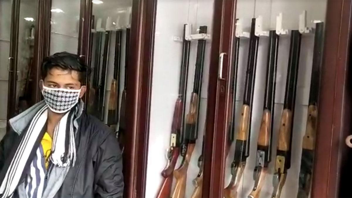  12 बोर की दो बंदूक चुरा ले गए चोर (फोटो आजतक)