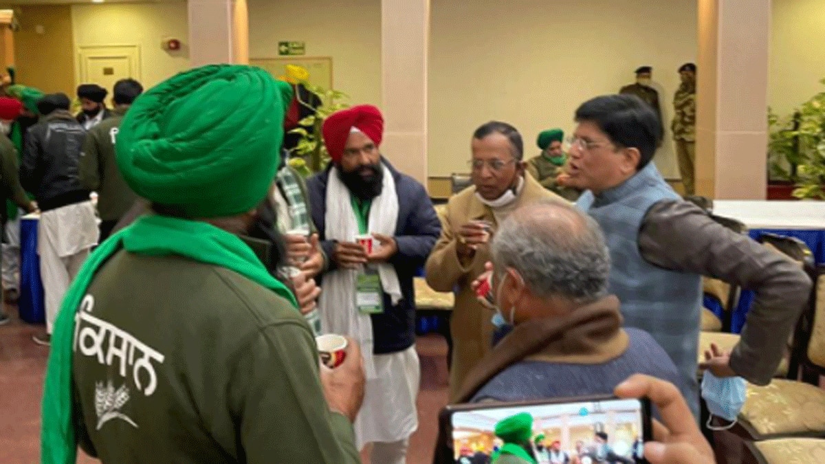 लंच ब्रेक में किसानों के लिए आया लंगर मंत्रियों ने भी खाया (फोटो आजतक)