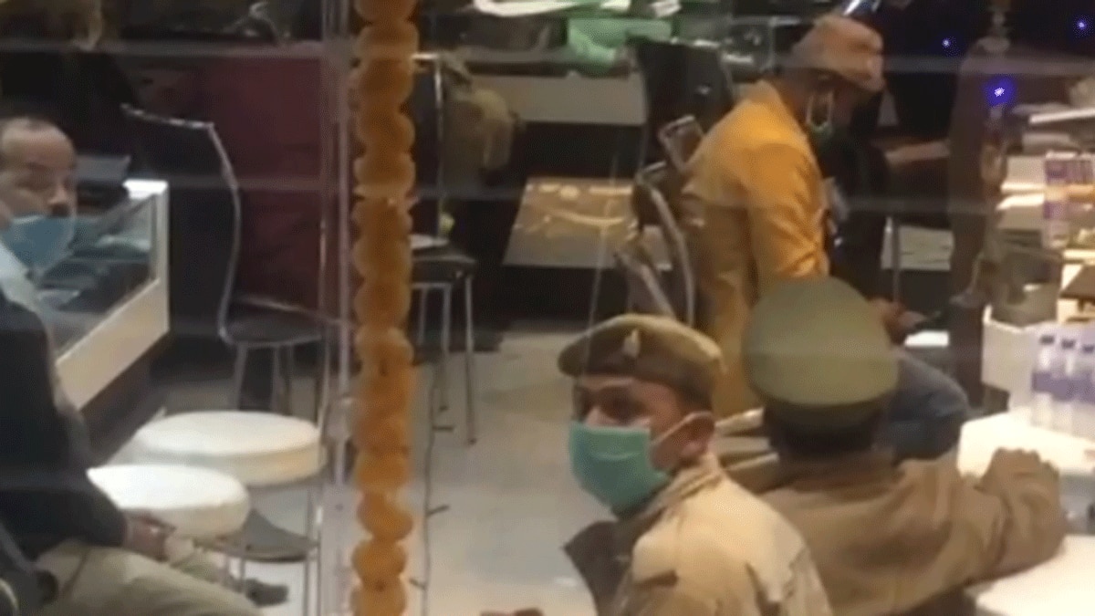 सर्राफा कारोबारी के चार ठिकानों पर आयकर विभाग ने छापेमारी की (फोटो आजतक)