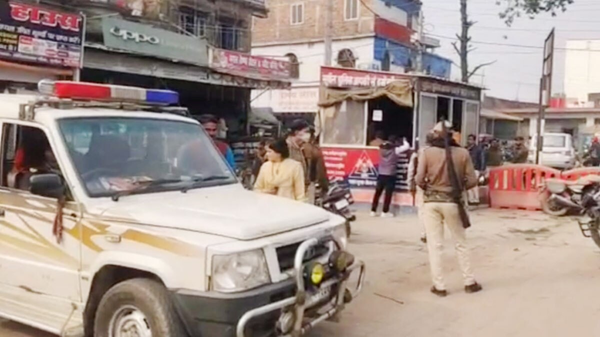 बदमाशों ने कार का शीशा तोड़कर निकाले तीन लाख रुपये (फोटो आजतक)