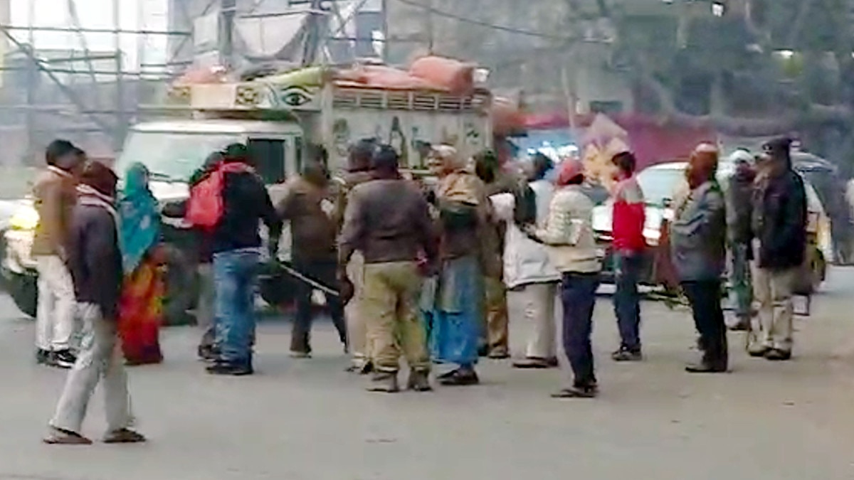 नजराना नहीं देने पर पुलिस ने ट्रक मालिक को पीटा, गुस्साए परिजनों ने पुलिसकर्मियों को बीच सड़क पर धुना नजराना नहीं देने पर पुलिस ने ट्रक मालिक को पीटा, गुस्साए परिजनों ने पुलिसकर्मियों को बीच सड़क पर धुना