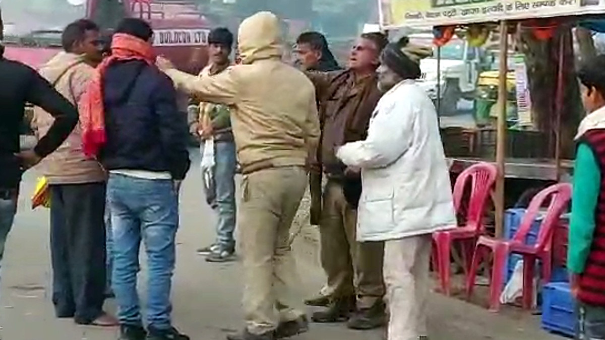 नजराना नहीं देने पर पुलिस ने ट्रक मालिक को पीटा, गुस्साए परिजनों ने पुलिसकर्मियों को बीच सड़क पर धुना नजराना नहीं देने पर पुलिस ने ट्रक मालिक को पीटा, गुस्साए परिजनों ने पुलिसकर्मियों को बीच सड़क पर धुना