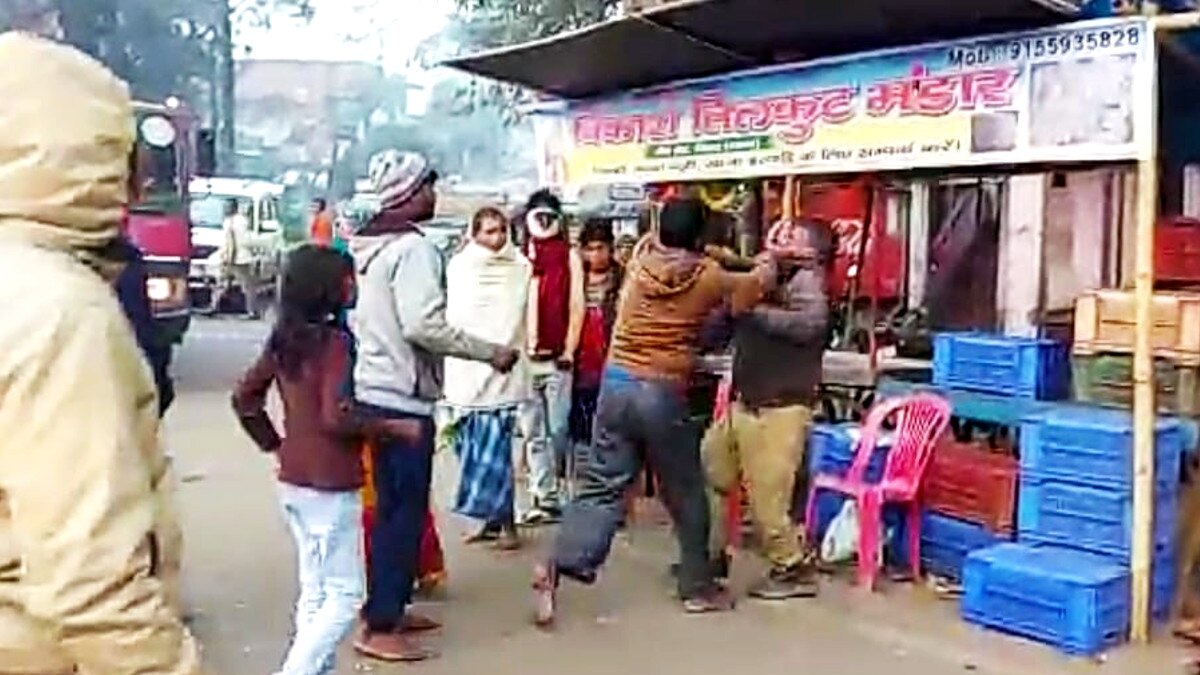 नजराना नहीं देने पर पुलिस ने ट्रक मालिक को पीटा, गुस्साए परिजनों ने पुलिसकर्मियों को बीच सड़क पर धुना नजराना नहीं देने पर पुलिस ने ट्रक मालिक को पीटा, गुस्साए परिजनों ने पुलिसकर्मियों को बीच सड़क पर धुना