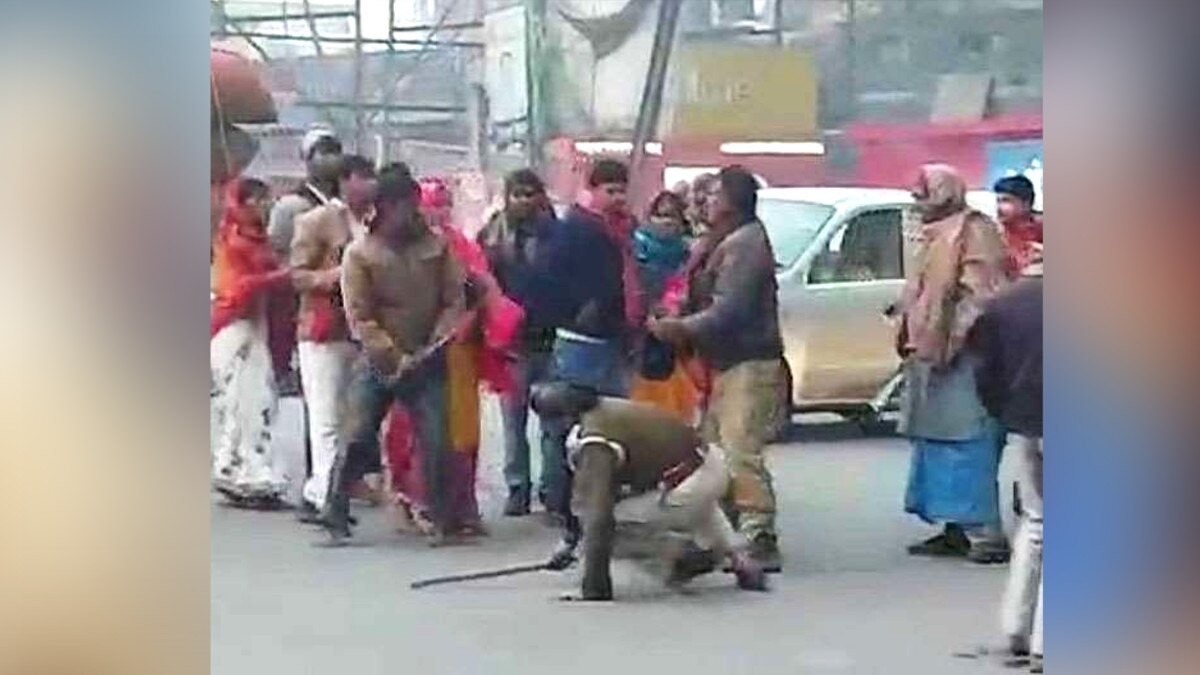 नजराना नहीं देने पर पुलिस ने ट्रक मालिक को पीटा, गुस्साए परिजनों ने पुलिसकर्मियों को बीच सड़क पर धुना नजराना नहीं देने पर पुलिस ने ट्रक मालिक को पीटा, गुस्साए परिजनों ने पुलिसकर्मियों को बीच सड़क पर धुना