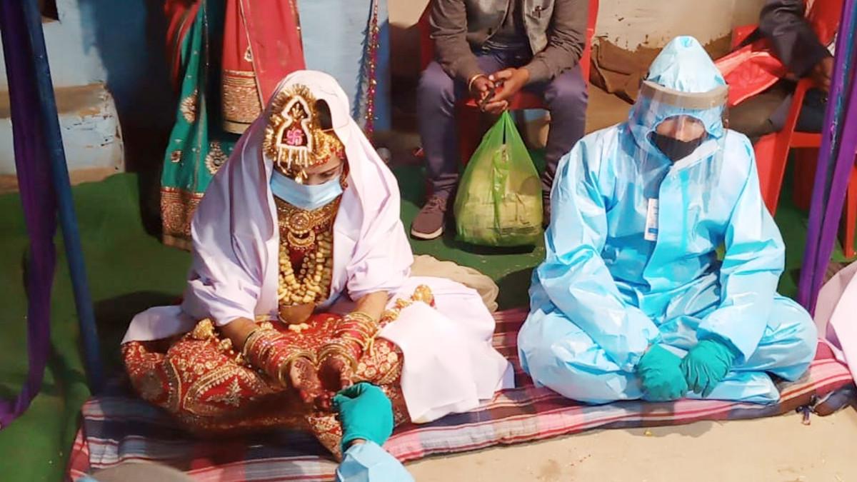 पीपीई क‍िट में दूल्‍ह‍ा. 