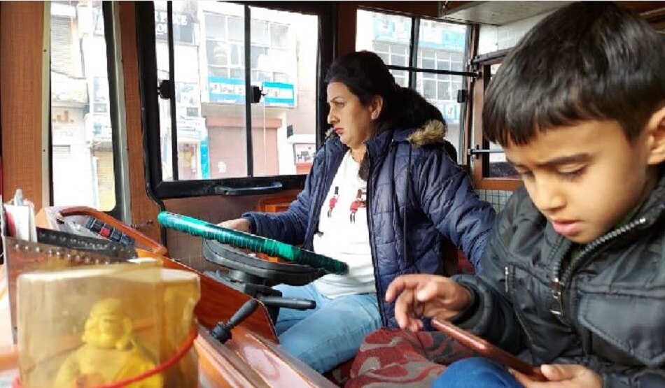  पूजा बनीं जम्मू-कश्मीर की पहली महिला बस ड्राइवर