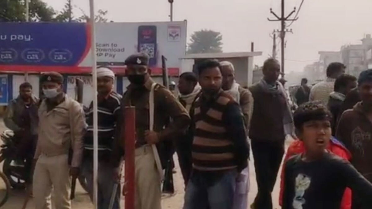 बदमाशों ने कार का शीशा तोड़कर निकाले तीन लाख रुपये (फोटो आजतक)