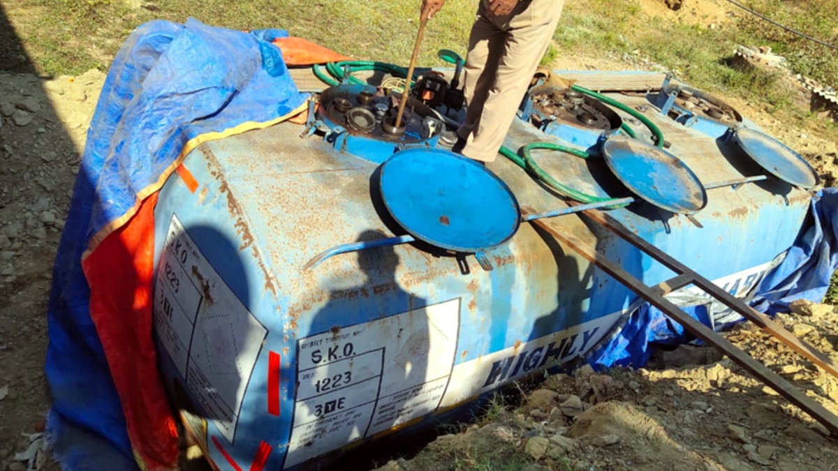 टॉयलेट में डिस्‍पेंसिंग मशीन और जमीन में गाड़ा टैंक, बना दिया पूरा अवैध डीजल पंप 