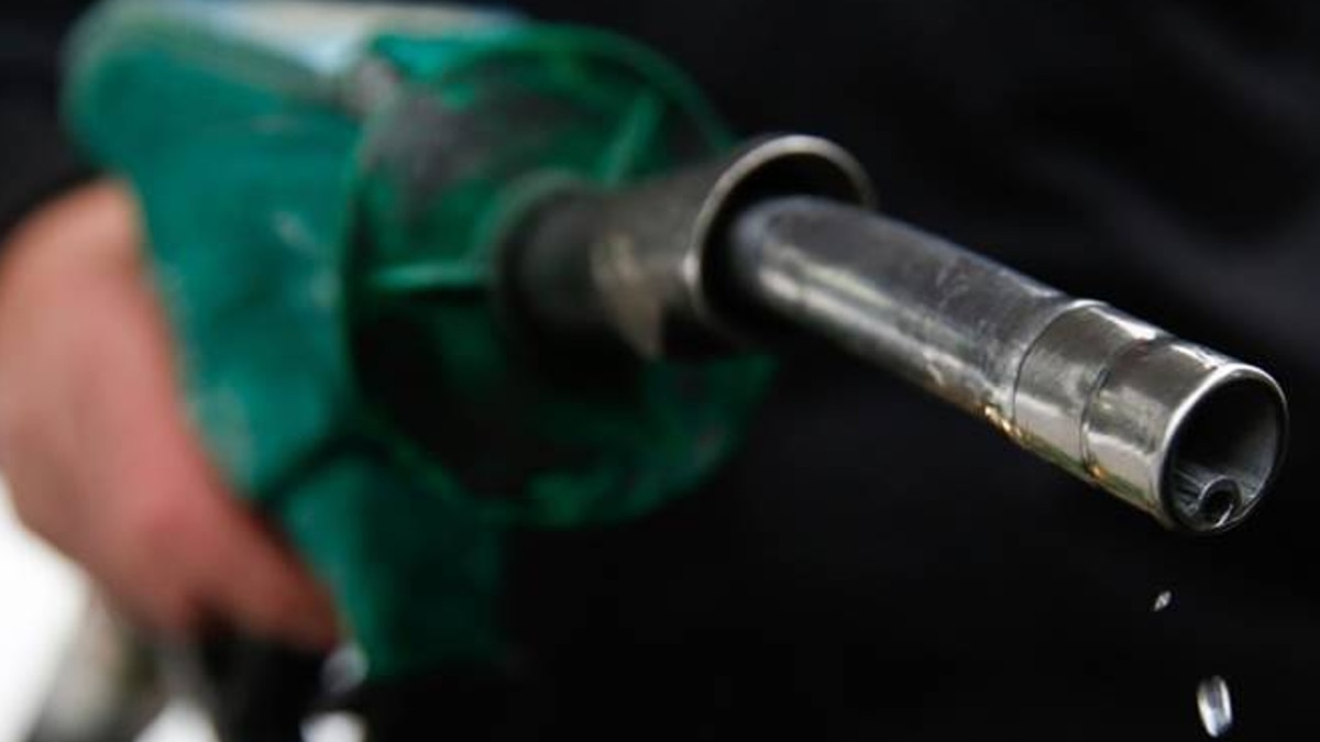 टॉयलेट में डिस्‍पेंसिंग मशीन और जमीन में गाड़ा टैंक, बना दिया पूरा अवैध डीजल पंप 