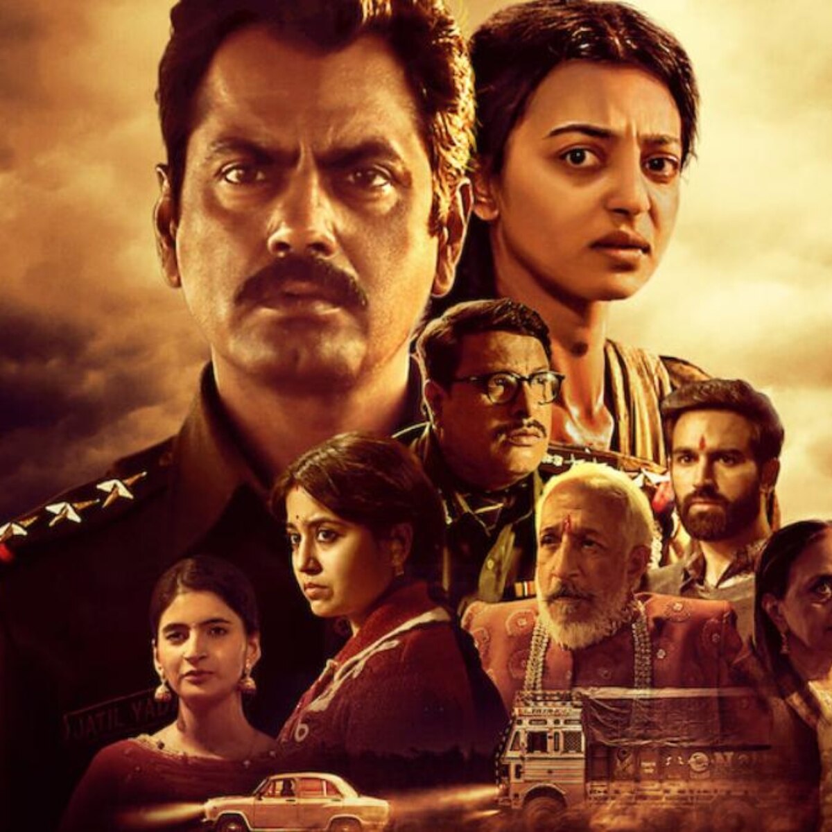 रात अकेली है 