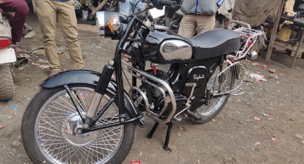 मैकेनिक ने बनाई राजदूत