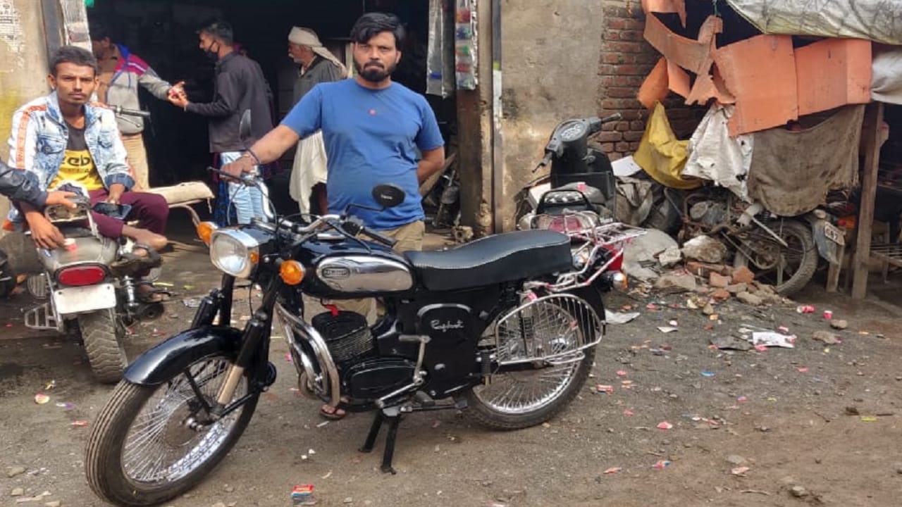 मैकेनिक ने कबाड़ में पड़े चेचिस में जुगाड़ कर बना दी चमचमाती राजदूत - Madhya Pradesh AajTak