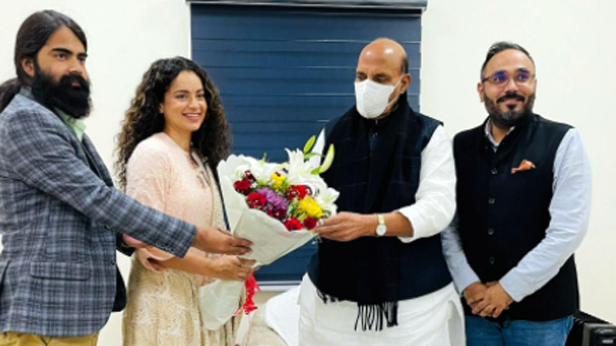 राजनाथ सिंह से मिली तेजस की टीम