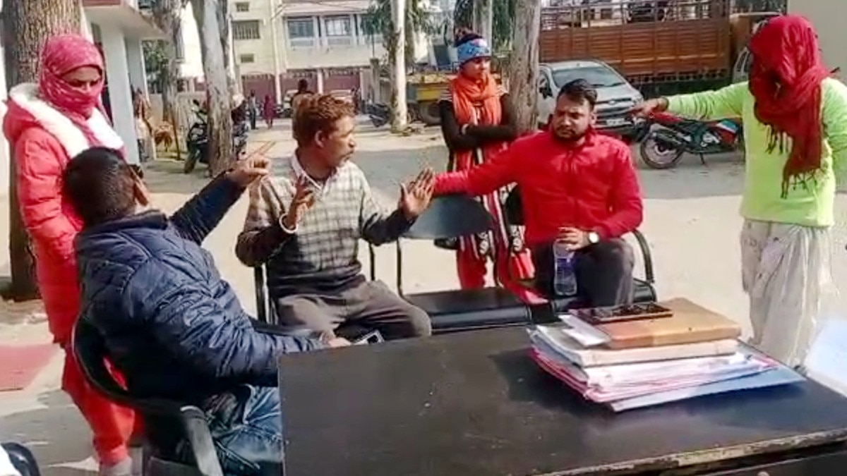 थाने पहुंची दो बहनों ने किया हंगामा, एक ही शख्‍स को बताया अपना पति