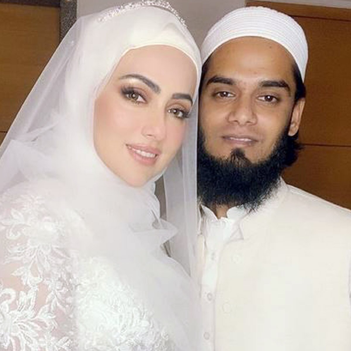 हसबेंड संग सना