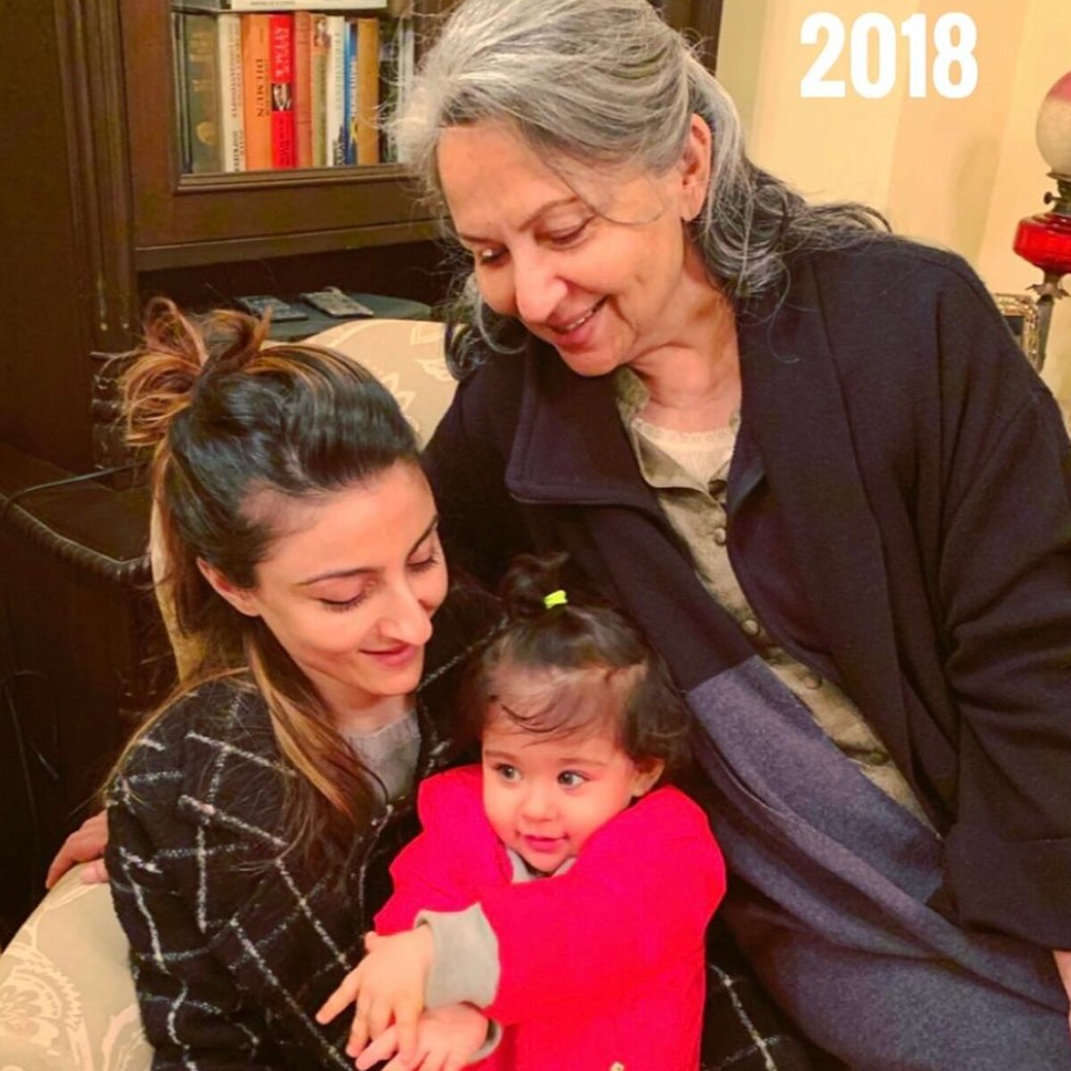 शर्मिला टैगोर और सोहा अली खान इनाया खेमू के साथ