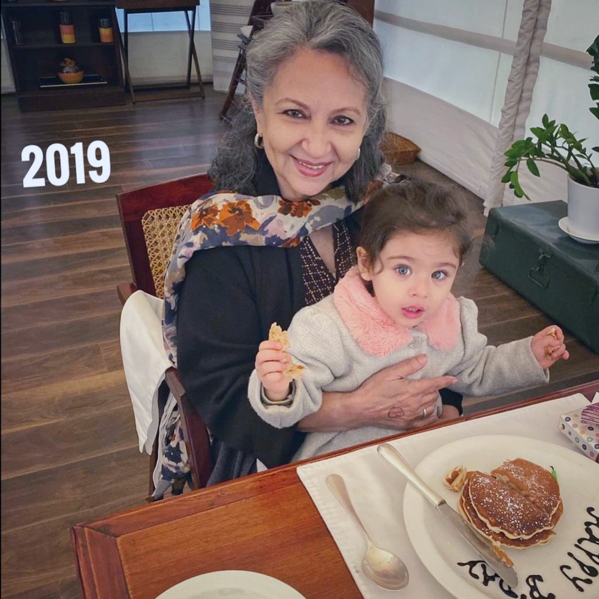 शर्मिला टैगोर इनाया के साथ