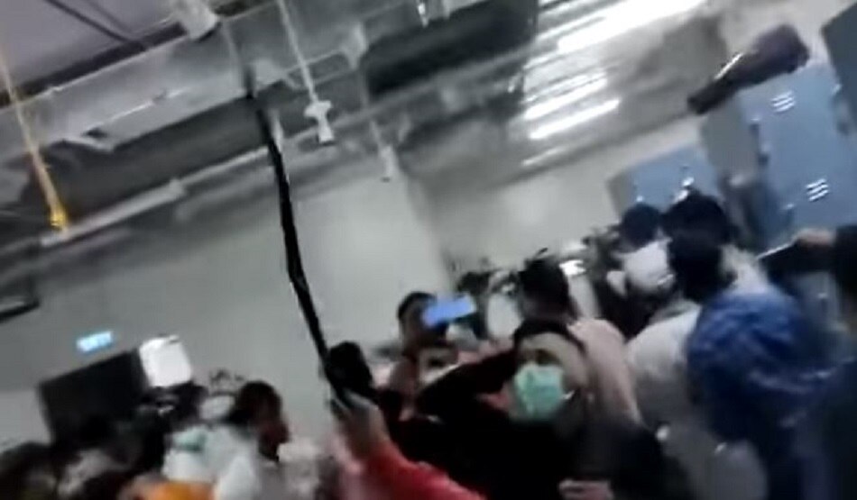 आईफोन बनानेवाली कंपनी में तोड़फोड़ पर उतरे कर्मचारी