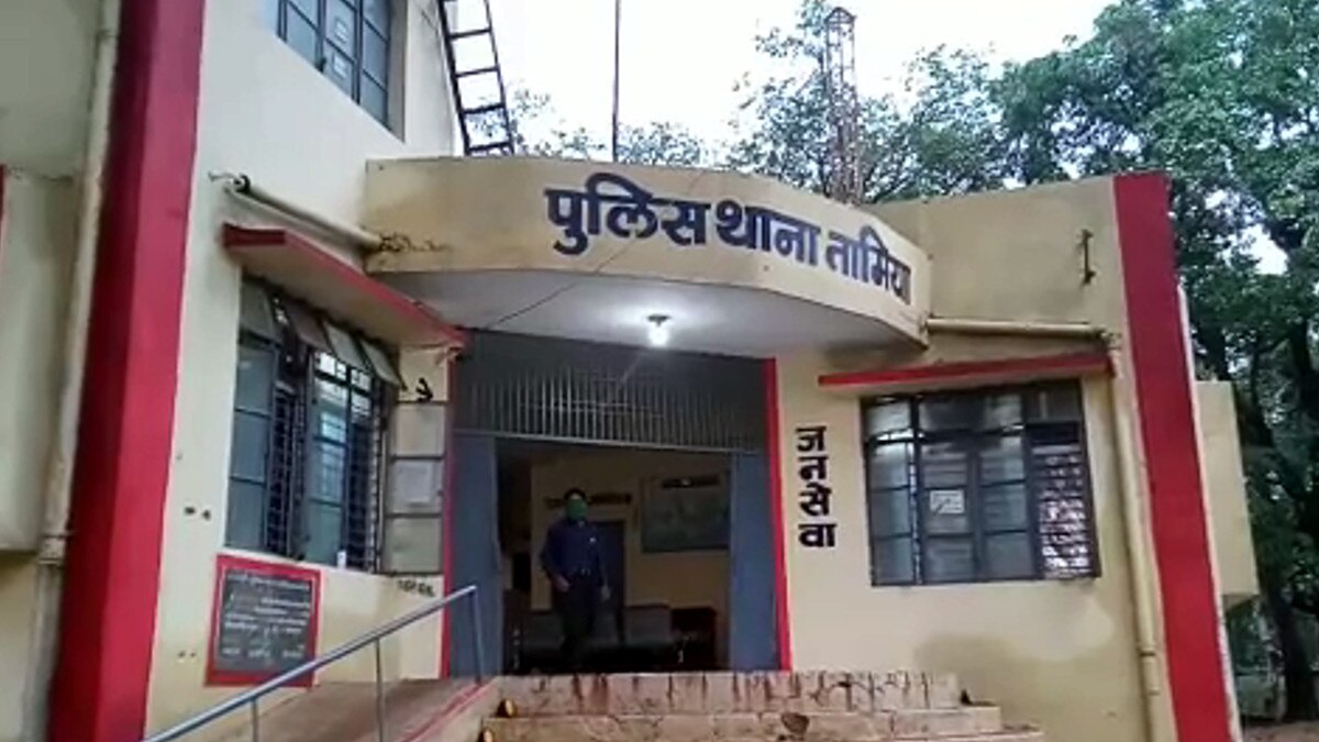 पति ने पेट्रोल डालकर पत्नी को जलाया पति ने पेट्रोल डालकर पत्नी को जलाया